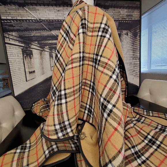 Cape in Burberry Fashion - Picture 4 of 12